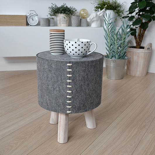 filcowy pokrowiec na taboret felt label