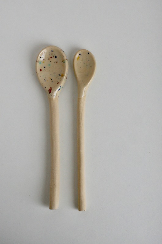 kuchnia - różne łyżeczki ceramiczne w kolrowe kropki