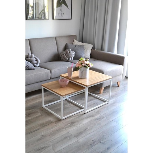 Komplet stolików metalowych z drewnianym blatem Papierówka Simple form of furniture