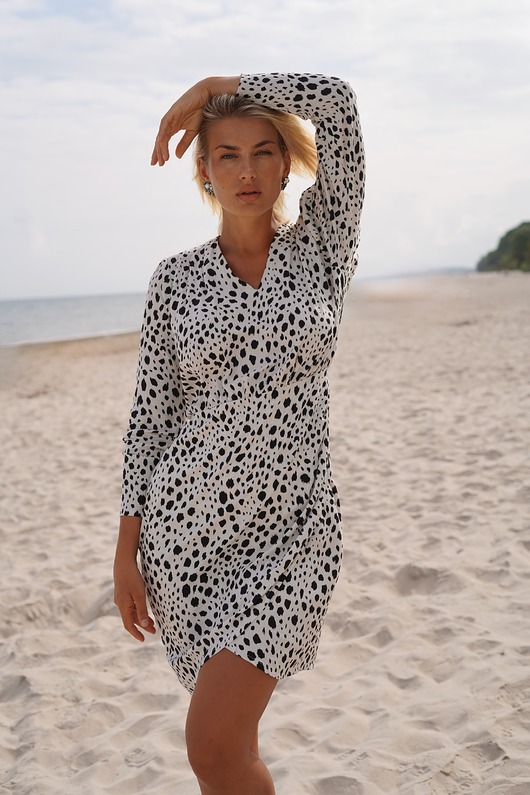 sukienki mini damskie CS -    Elegancka  sukienka kremowa w czarne cętki