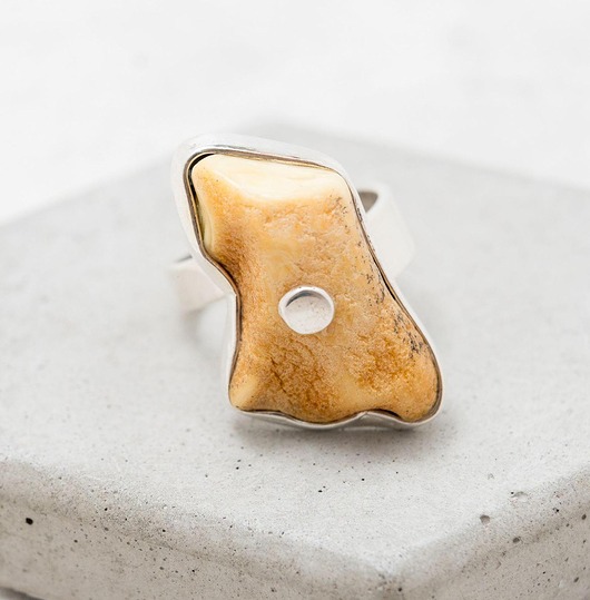 pierścionki srebrne Surowy pierścionek z bursztynem i srebrem, Pierścionek bursztynowy