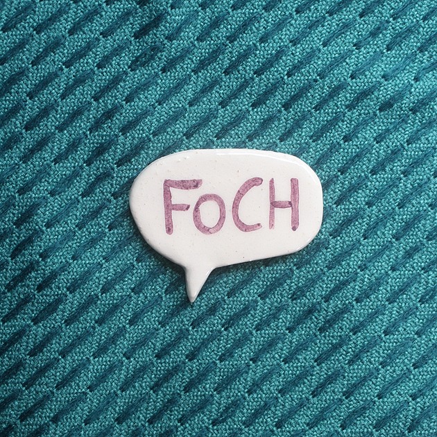 broszki Broszka ceramiczna z napisem FOCH