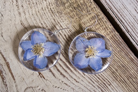 Kolczyki z niebieskimi kwiatkami w żywicy So Jewelry