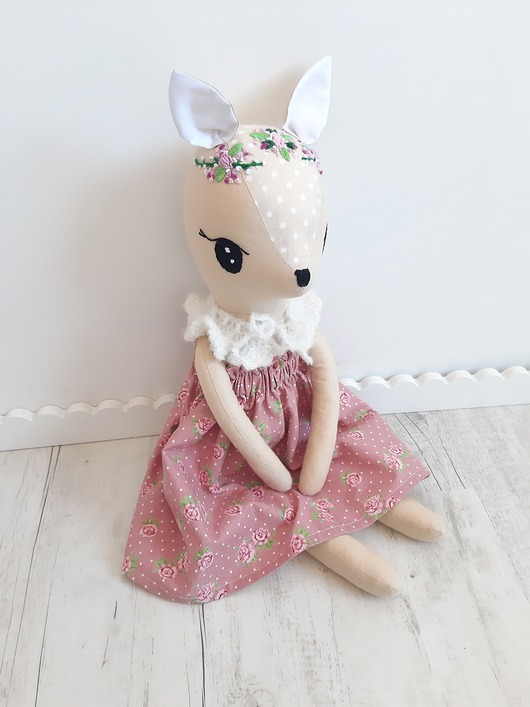 Maskotka sarenka Mia z haftem GroKo Design