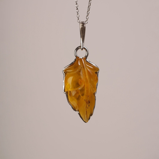 wisiory Ręcznie rzeźbiony liść w bursztynie bałtyckim