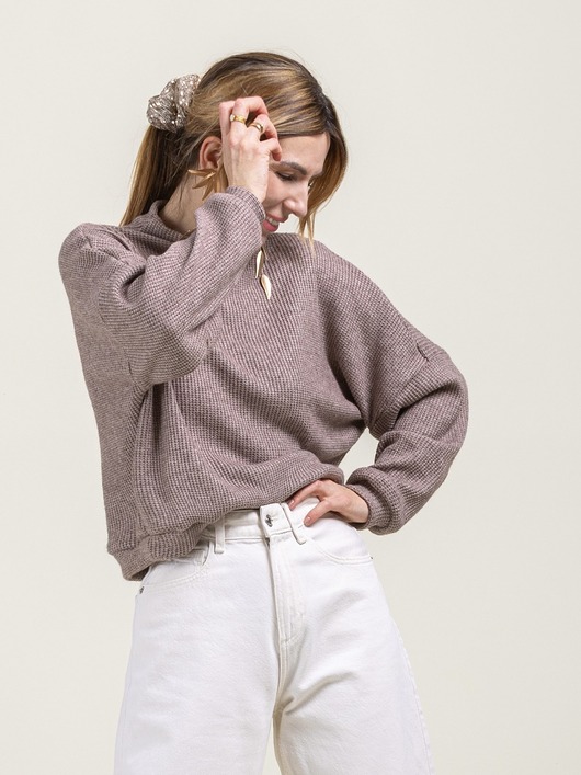 swetry damskie  Sand - wiskozowy golf w odcieniu chłodny beż-melanż