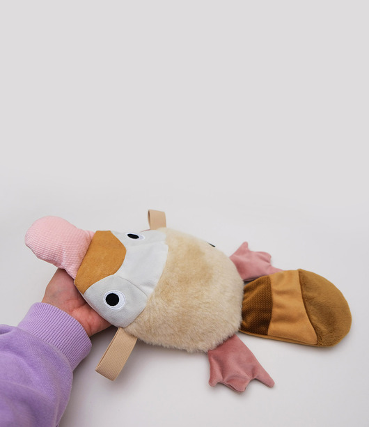 przytulanki dla niemowląt i dzieci Pani dziobak z termoforkiem z pestkami wiśni