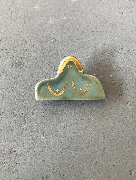 Ceramiczna broszka Pani z piersiami zielono-nieb ELEMTHEBRAND