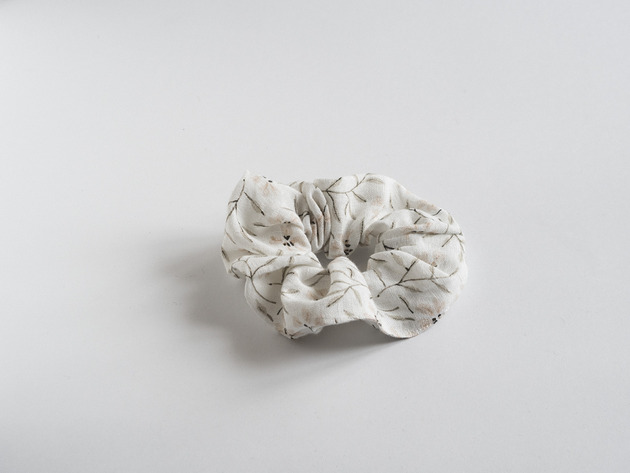 gumki do włosów Lniana gumka do włosów (scrunchie) ze wzorem w kwiaty