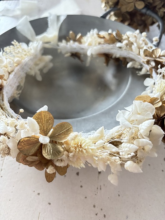 wianki komunijne Wianek na komunię z suszonych i stabilizowanych kwiatów biało - złoty