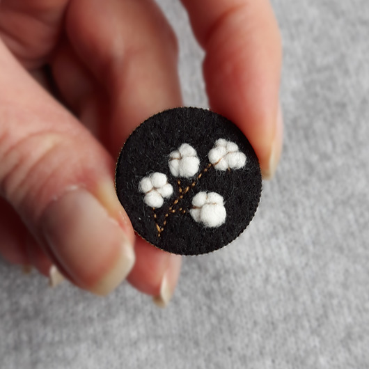 BAWEŁNA - haftowana broszka Ikati Jewellery