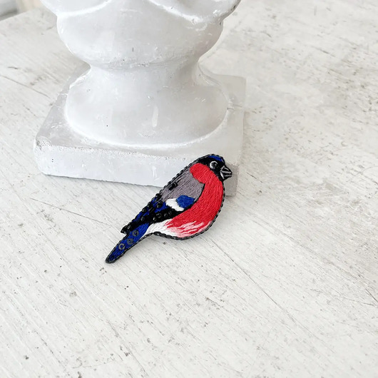 broszki Broszka PTAKI GIL 3 ręcznie haftowana przypinka koraliki haft