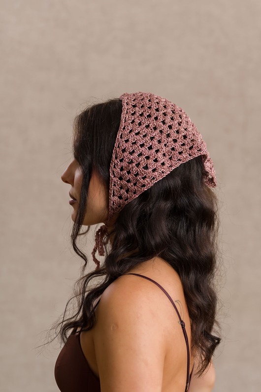 apaszki Letnia brudno-różowa chustka bandana z cekinami bawełniana