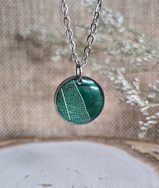 wisiory Srebrny wisiorek srebrna zawieszka medalion liść z liścien zielona