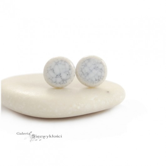Białe cracjle 7mm- ceramiczne kolczyki Dorca