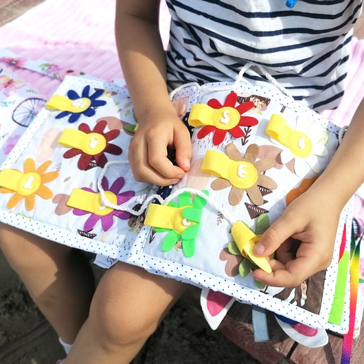 książeczki dla dzieci Zapinanki Quiet Book książeczka sensoryczna manipulacyjna Bejbik