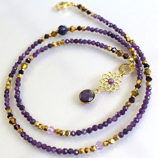 złote naszyjniki Filigranowy naszyjnik z ametystem, czaroitem, hematytem i mandalą korony