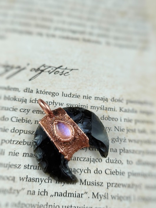 biżuteria męska Wisior miedziany lunula obsydian moonstone IX