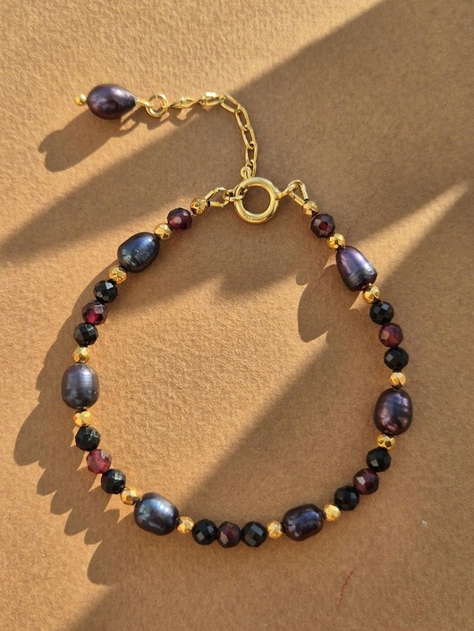 bransoletki z kamieni naturalnych Wzorzysta bransoletka z czarnych pereł, granatów i hematytów z łańcuszkiem