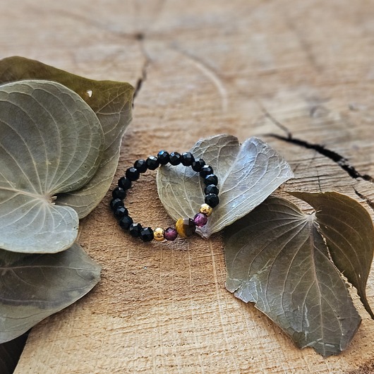 pierścionki elastyczne Elastyczny pierścionek z onyksem, granatem i tygrysim okiem