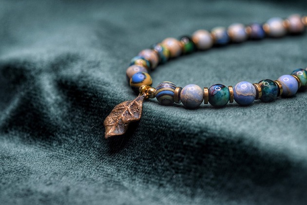 bransoletki - inne Bransoletka z naturalnych kamieni z listkiem z brązu