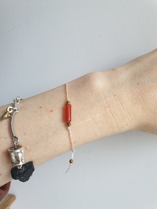 bransoletki na sznurku Bransoletka BOHO sznurkowa  cielista, karneol, hematyt