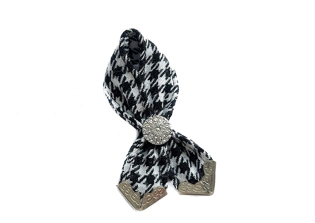 Elegancka broszka pętelka w pepitkę vestirse!
