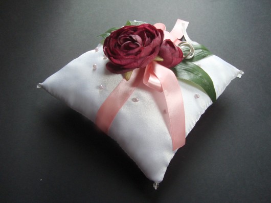 czerwone róże_ poduszeczka na obrączki SundayRose