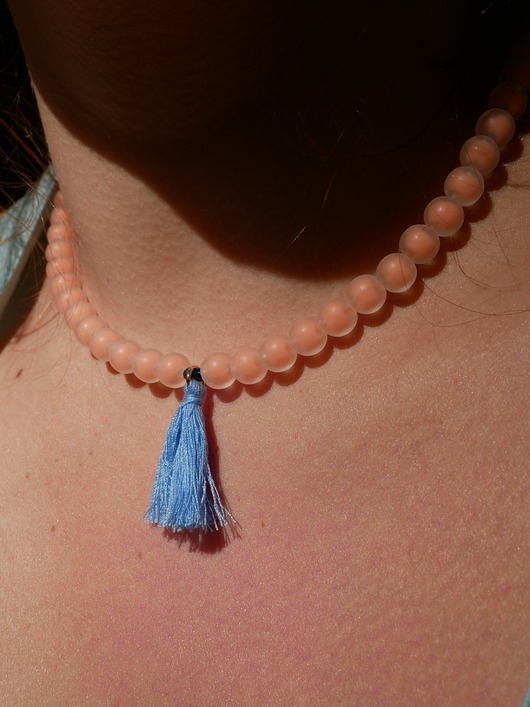 naszyjniki - inne Łososiowy naszyjnik choker z koralików z niebieskim chwostem