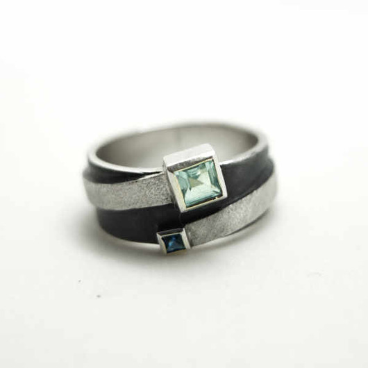 pierścionki srebrne Srebrny pierścionek z topazem i szafirem