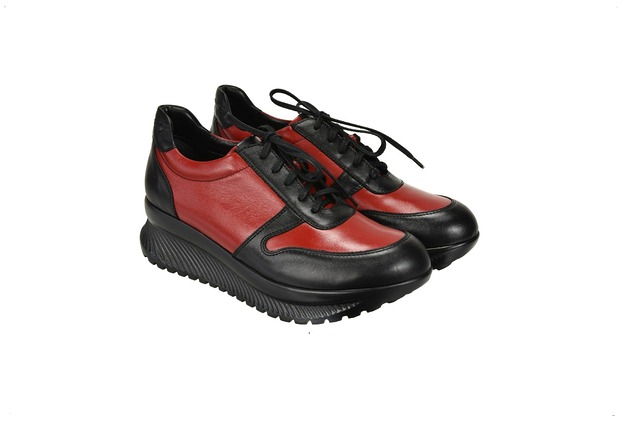 sneakersy damskie Sneakersy skórzane - czarno  czerwone  (6192)