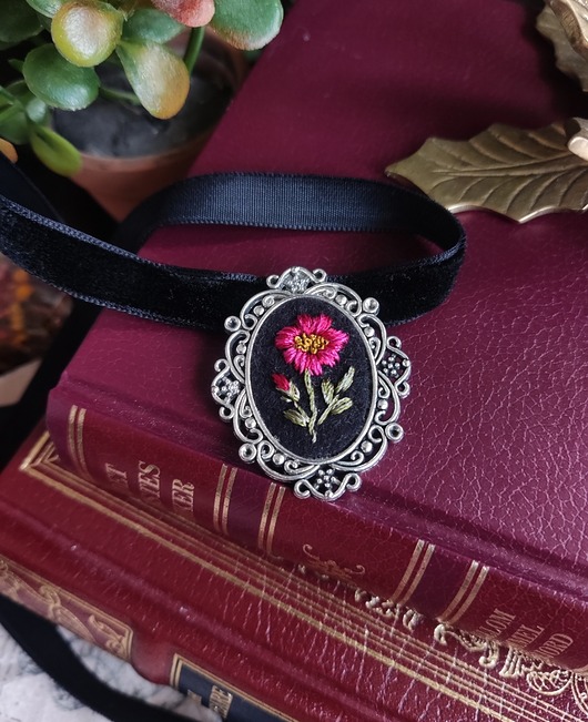 wisiory Haftowany wisiorek z dziką różą