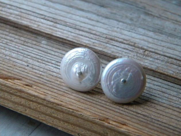 kolczyki wire wrapping białe duże perły   - sztyfciki