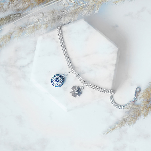 bransoletki srebrne SREBRNA BRANSOLETKA Z ZAWIESZKAMI koniczynka i mozaika