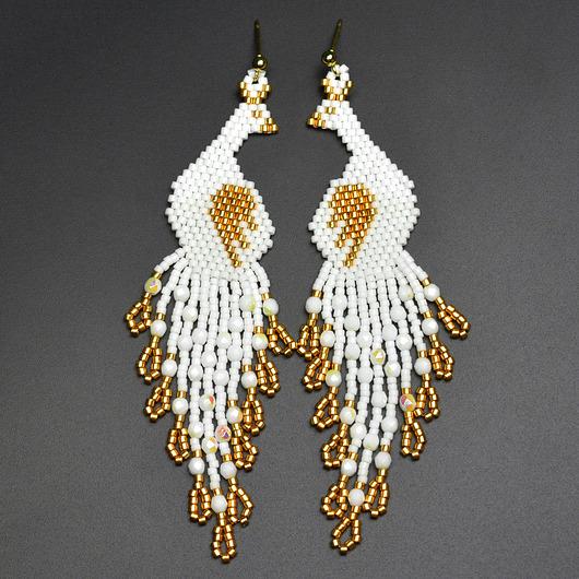 kolczyki szklane Pawie białe I, kolczyki z frędzlami, beading