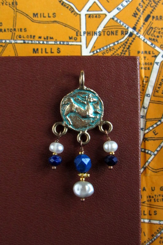 wisiory Zawieszka moneta z koniem, lapisem lazuli i perłą