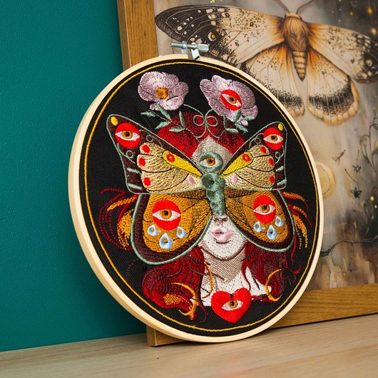 Ozdoby na ścianę Madame Butterfly black, haft w tamborku 20 cm