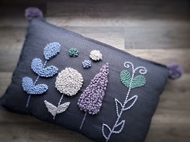 poduszki plecione Pastelowa poduszka kwiaty punch needle