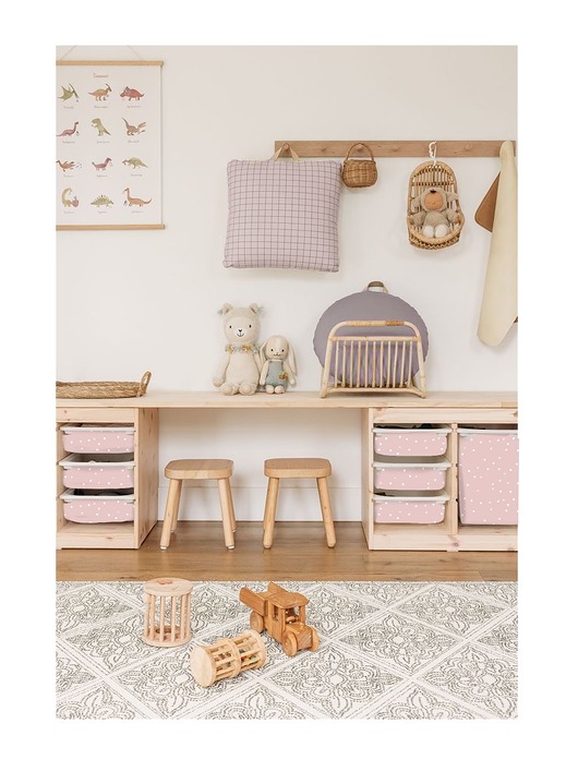 meble do pokoju dziecka Naklejki na pojemniki Trofast Ikea kropki róż
