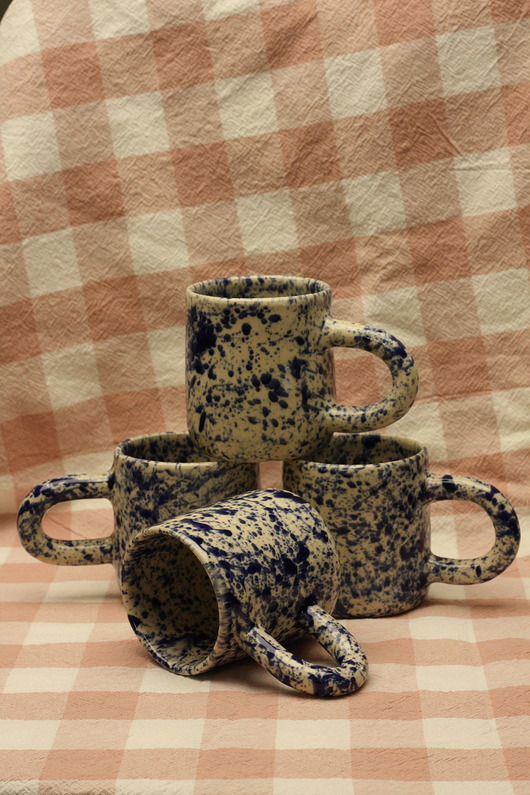 kubki i filiżanki Duży kobaltowy kubek ceramiczny w ciapki. Ceramika ręcznie robiona