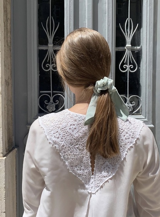 gumki do włosów Seledynowa srunchie Julia z odwiązywaną szarfą