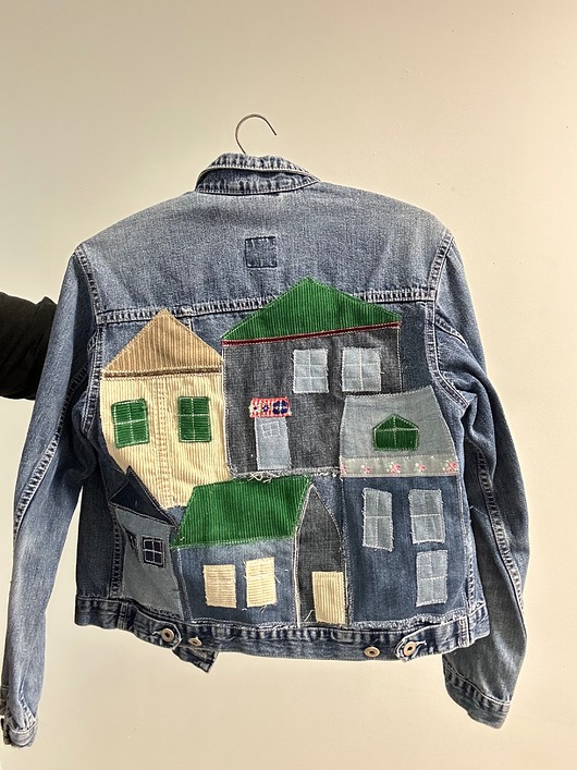 kurtki damskie Kurtka jeansowa z patchworkową aplikacją Domki