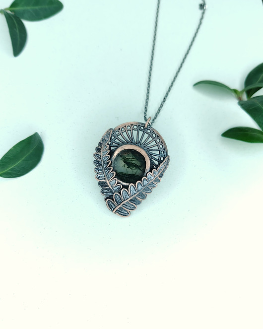 wisiory Lunula z Listkami Paproci i Agatem Mszystym