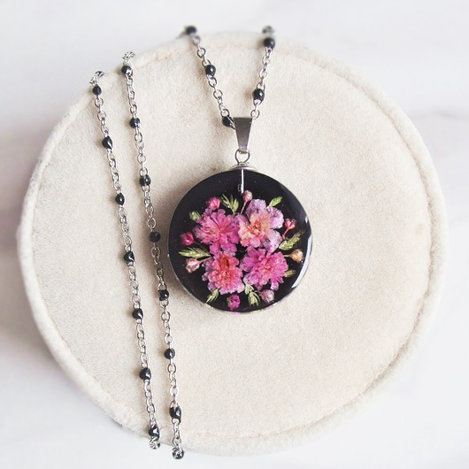 wisiory Naszyjnik z żywicy z kwiatami gipsówki