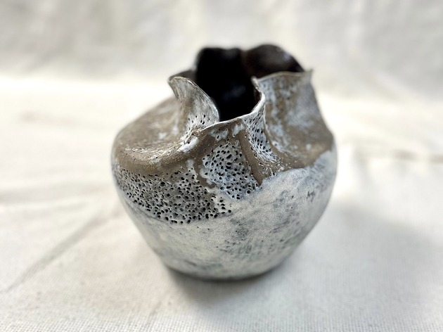 wazony Wazon ceramiczny z ciemnej gliny o organicznej strukturze