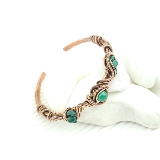 bransoletki wire wrapping Miedziana bransoleta mankietowa z malachitem