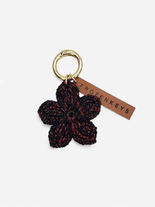 breloki Brelok Kwiat Czarny z Czerwoną Błyszczącą Nitką