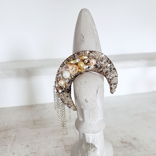 broszki Broszka KSIĘŻYC 1 ręcznie haftowana koraliki