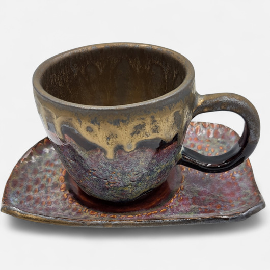 kubki Ozłocona filiżanka z podstawkiem