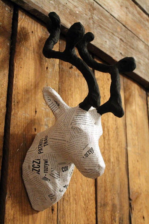 Jelonek gazetowy z czarnymi rogami PAPER SCULPTURE